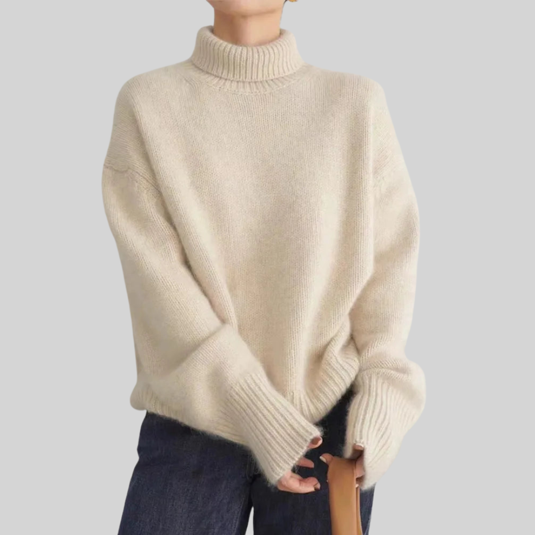 Beiger Rollkragenpullover aus Strick mit geripptem Kragen, Bündchen und Saum.