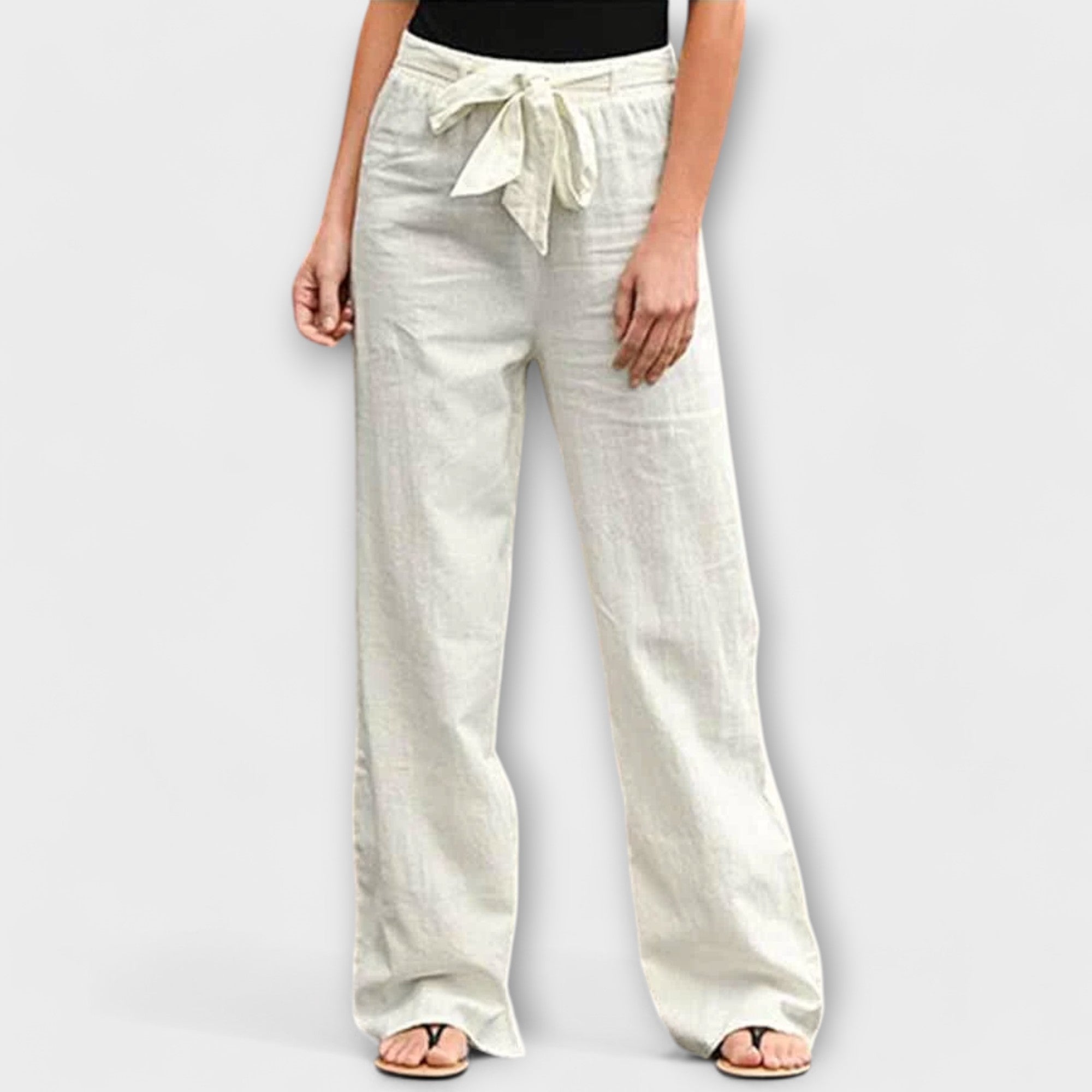 Leichte Hose in Hellweiß mit weitem Bein, elastischem Bund und Bindegürtel vorn.