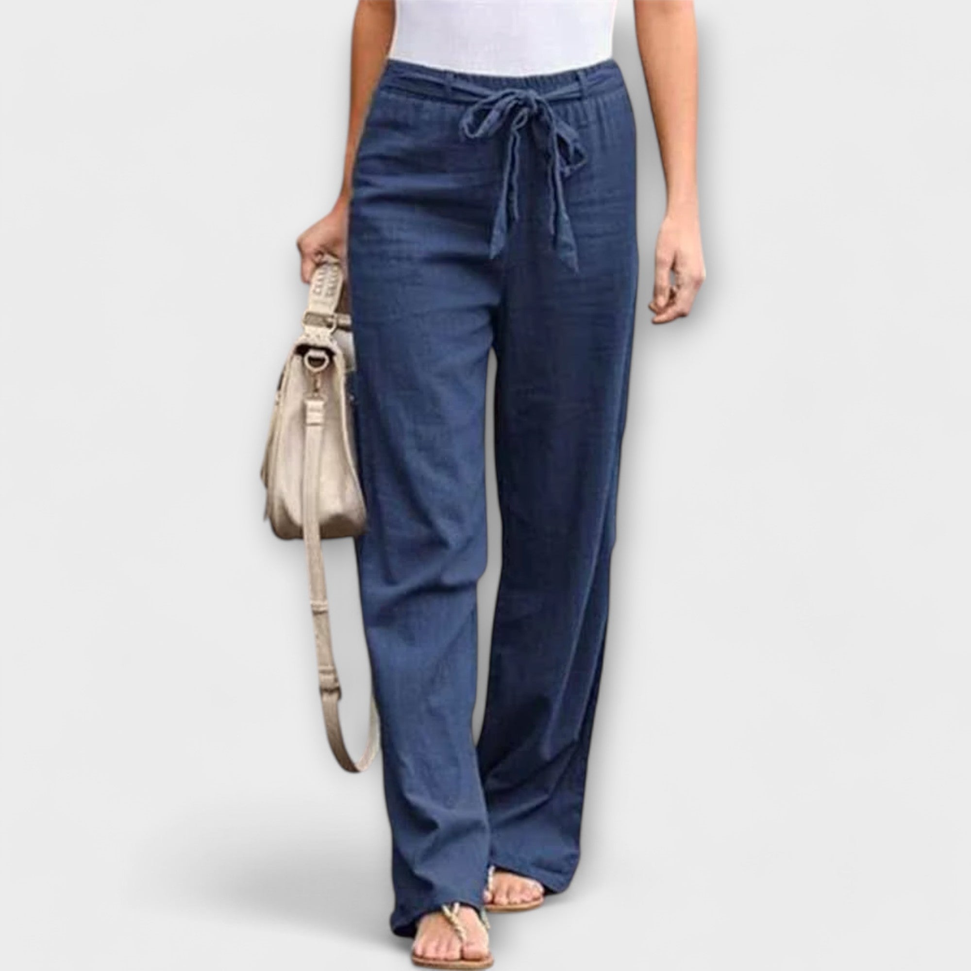 Leichte Hose in Dunkelblau mit weitem Bein, elastischem Bund und Bindegürtel vorn.