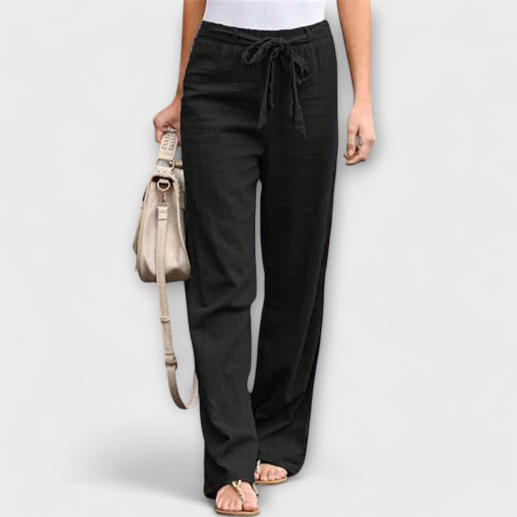 Leichte Hose in Schwarz mit weitem Bein, elastischem Bund und Bindegürtel vorn.