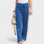 Leichte Hose in Blau mit weitem Bein, elastischem Bund und Bindegürtel vorn.