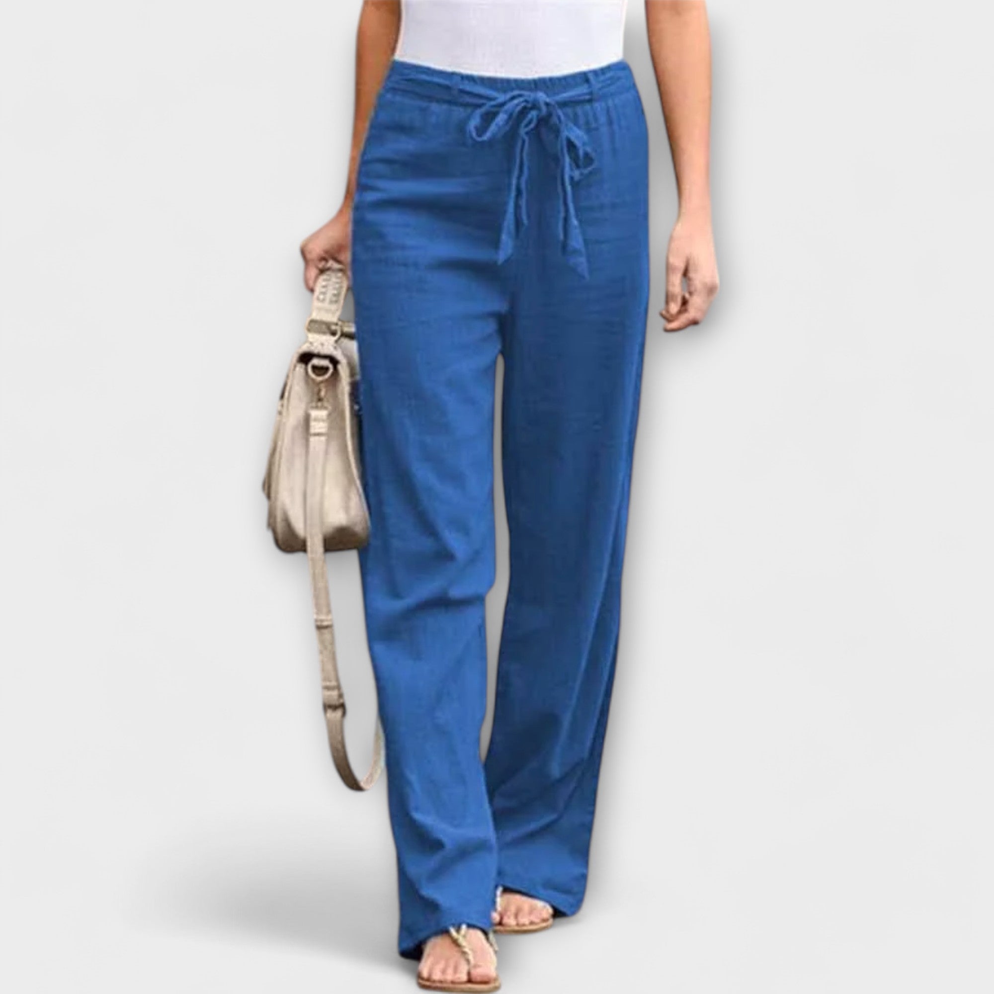 Leichte Hose in Blau mit weitem Bein, elastischem Bund und Bindegürtel vorn.