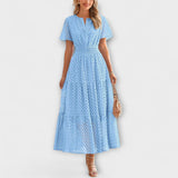 Hellblaues Spitzen-Sommerkleid mit V-Ausschnitt, kurzen Ärmeln und ausgestelltem Rock