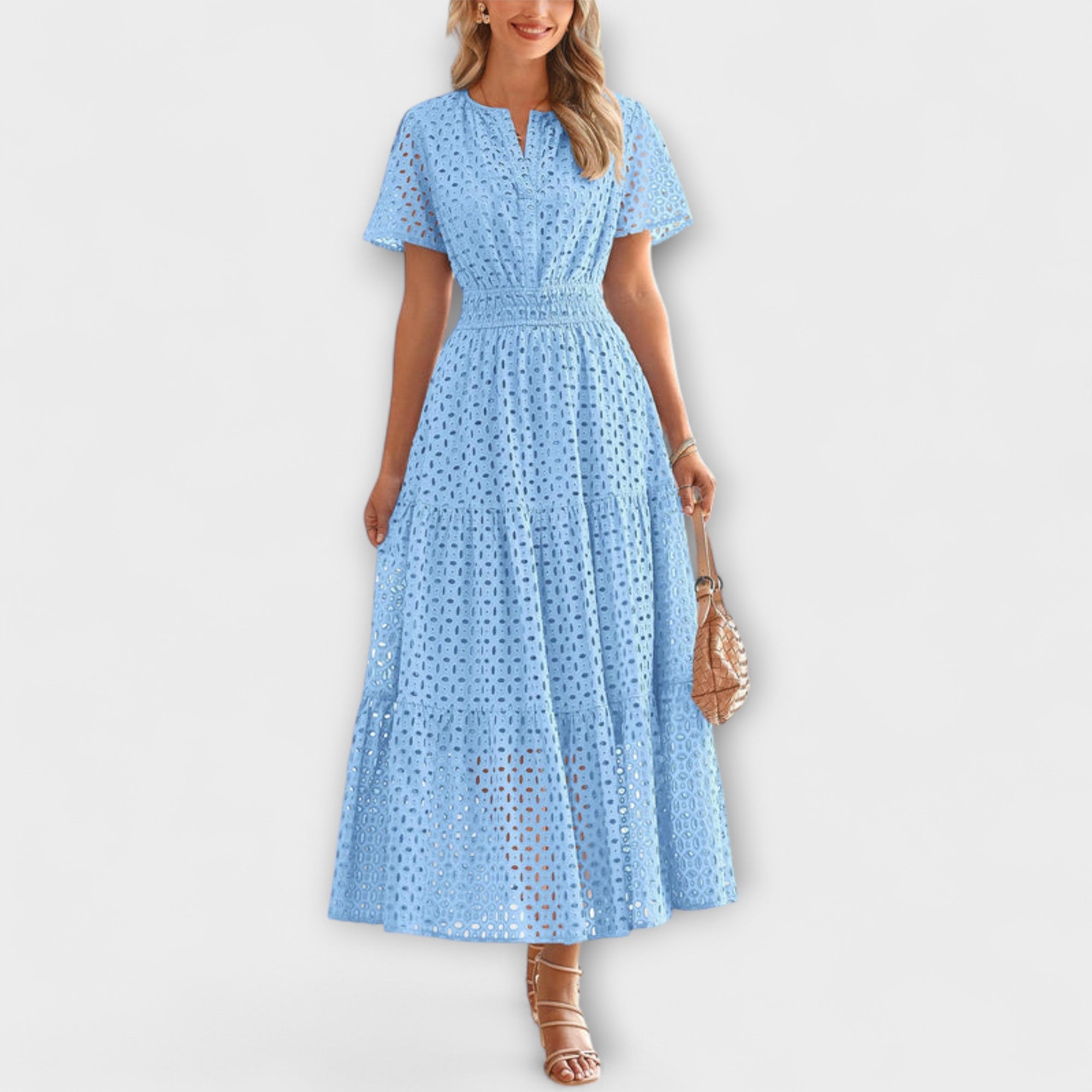 Hellblaues Spitzen-Sommerkleid mit V-Ausschnitt, kurzen Ärmeln und ausgestelltem Rock