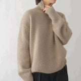 Beiger Rollkragenpullover mit hohem Kragen und geripptem Saum, lange Ärmel.