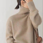 Beiger Rollkragenpullover mit hohem, geripptem Kragen und weichem Strick.