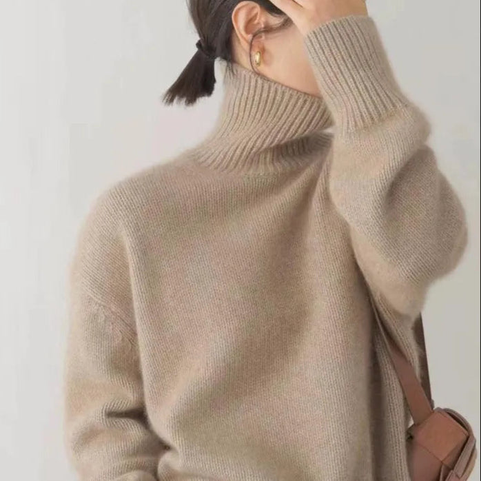 Beiger Rollkragenpullover mit hohem, geripptem Kragen und weichem Strick.