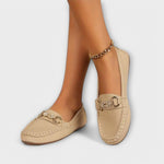 Khakifarbene Schlupfschuhe mit Zierschnalle am Vorderblatt