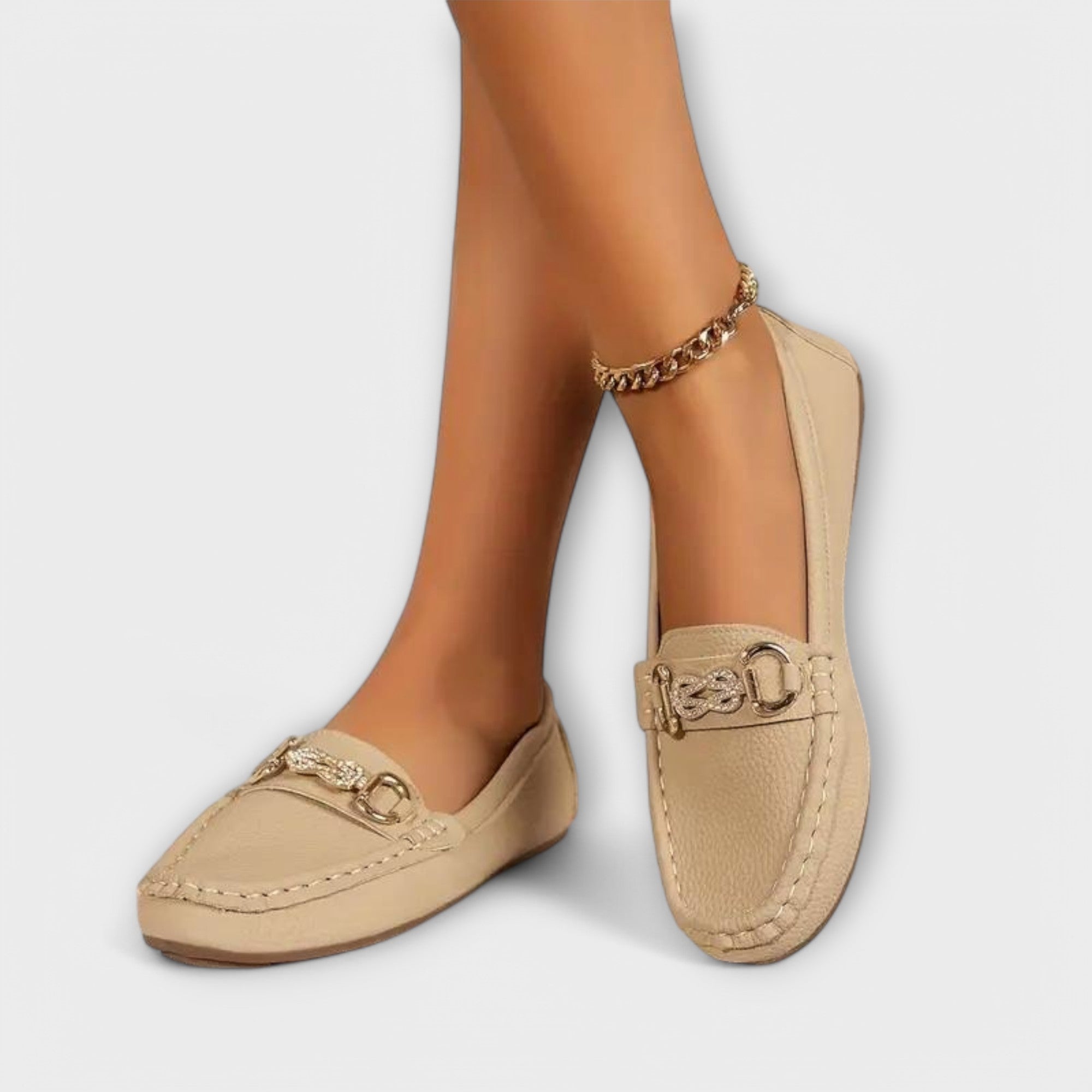 Khakifarbene Schlupfschuhe mit Zierschnalle am Vorderblatt