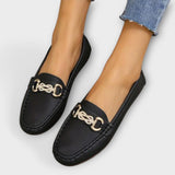 Schwarzer Lara-Slipper mit Metall-Zierschnalle, goldenen Details, Vorderansicht
