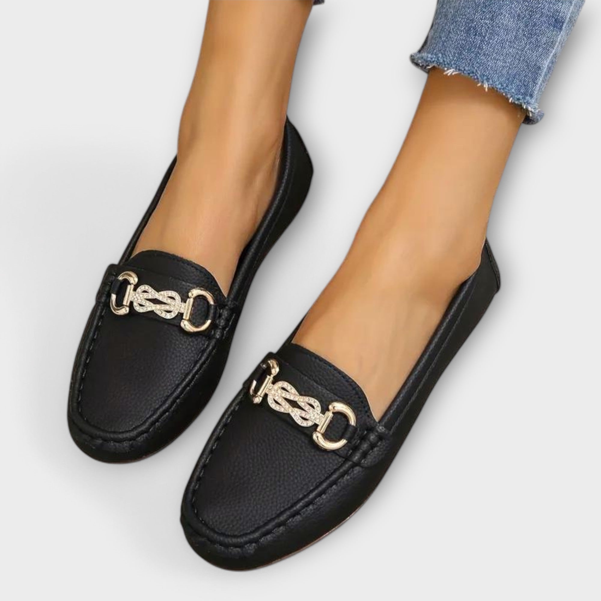Schwarzer Lara-Slipper mit Metall-Zierschnalle, goldenen Details, Vorderansicht
