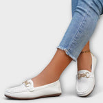 Weiße Schlupfschuhe mit goldfarbener Schnalle