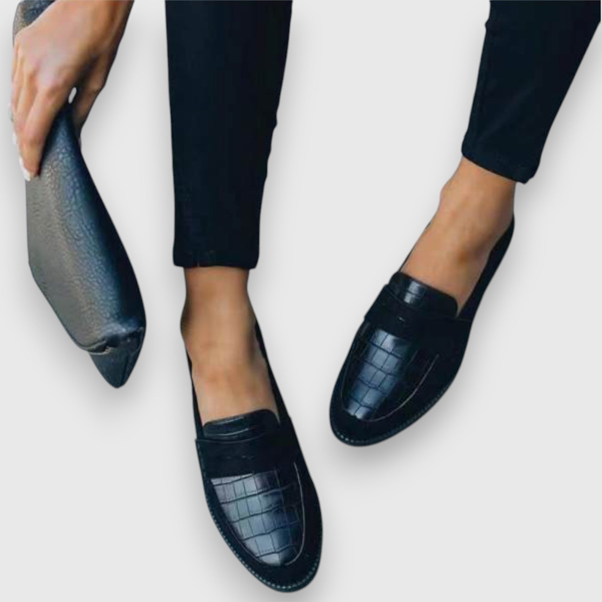 Loafer mit Krokoprägung und Riemen, Detail der Lederoptik und Naht