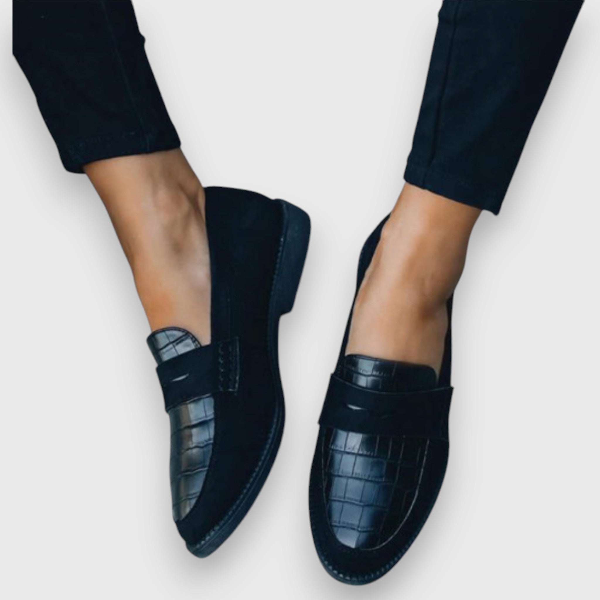 Schwarze Loafer mit Krokoprägung und Riemen, sichtbare Ziernähte