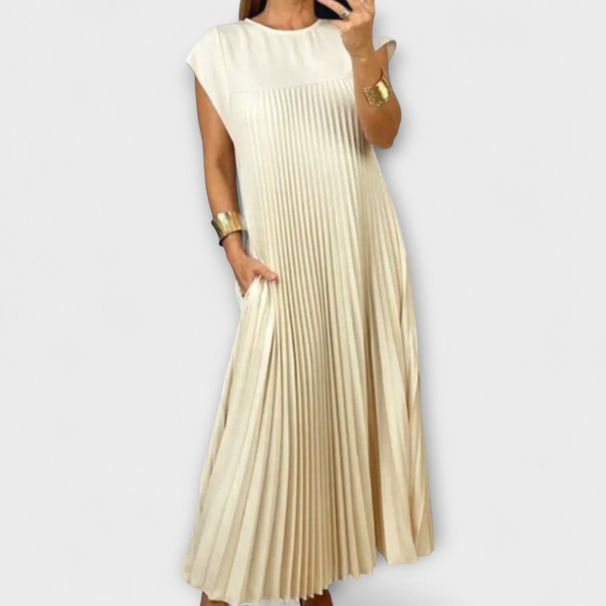 Cremefarbenes Plisseekleid mit kurzarmigem Rundhalsausschnitt, knöchellang, gleichmäßige Falten