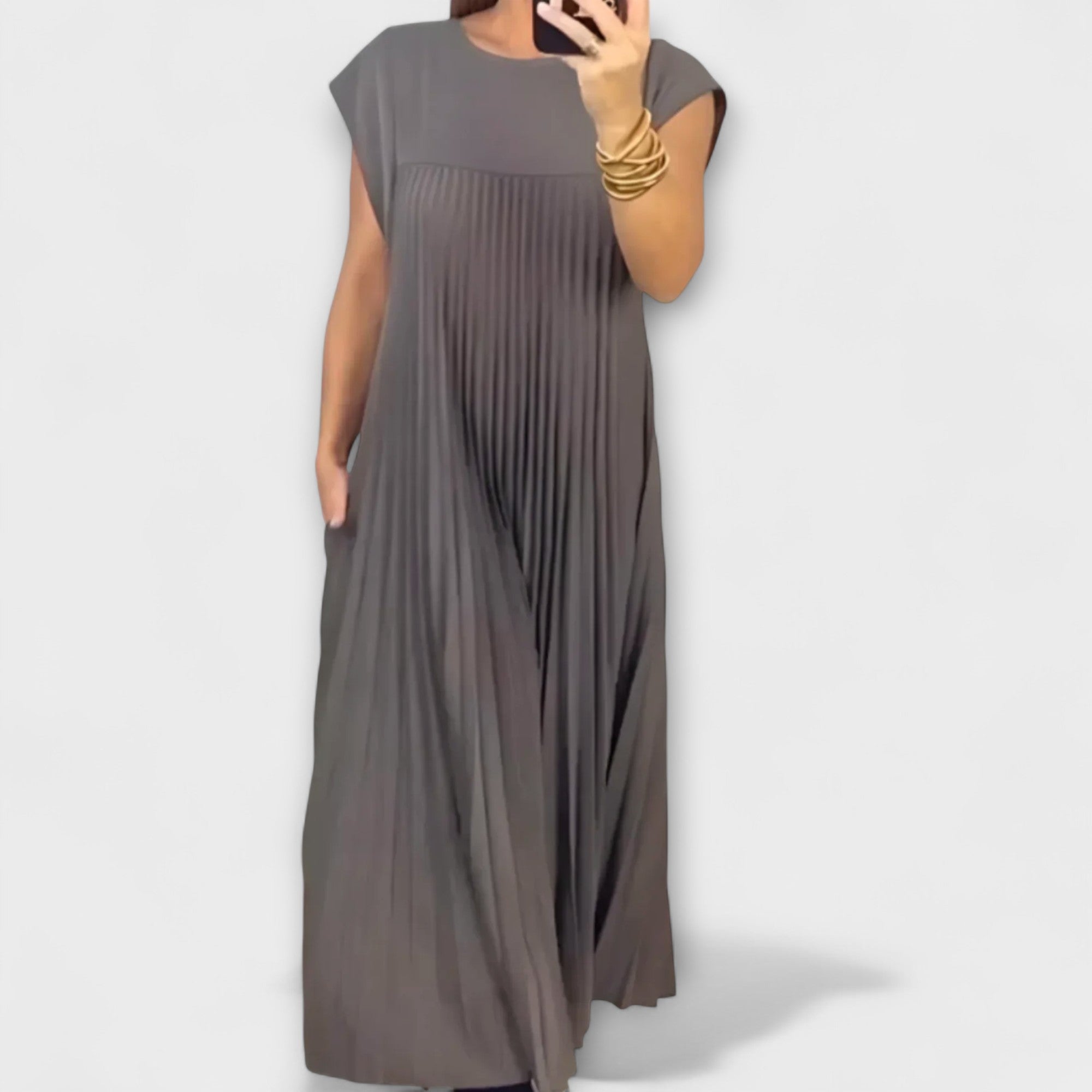 Graues Plisseekleid mit kurzarmigem Rundhalsausschnitt, knöchellang, breite Faltenoptik