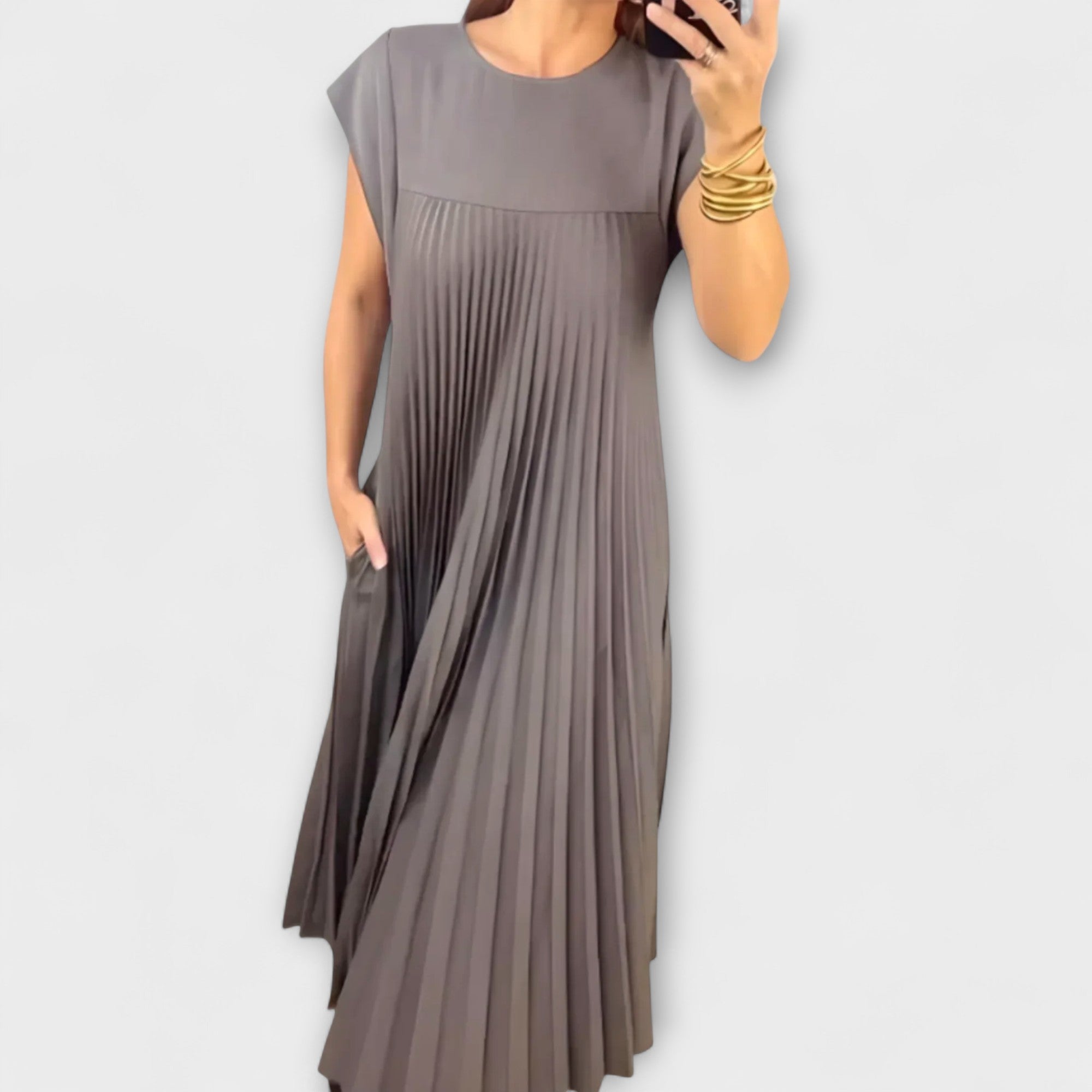 Graubraunes Plisseekleid mit kurzarmigem Rundhalsausschnitt, knöchellang, viele feine Falten