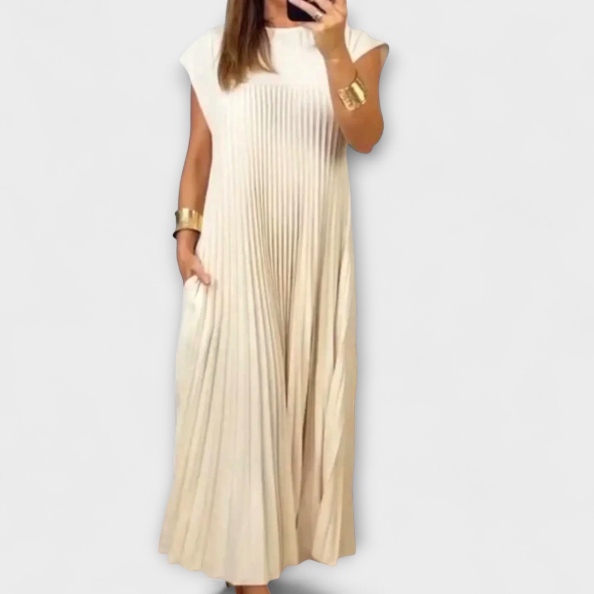 Beiges Plisseekleid mit kurzarmigem Rundhalsausschnitt, knöchellang, elegant fallende Falten