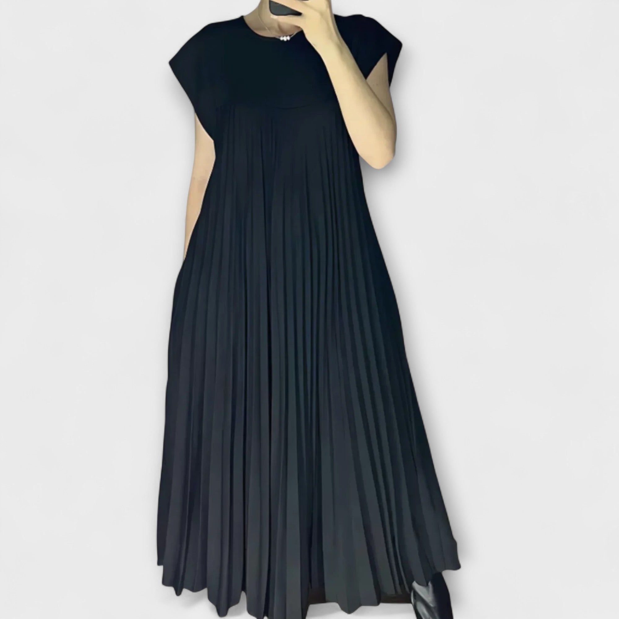 Dunkelblaues Plisseekleid mit kurzarmigem Rundhalsausschnitt, knöchellang, feine Falten