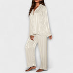 Satin-Pyjama-Set in Weiß/Creme mit Knopfleiste, Langarmoberteil und weitem Hosenbein