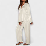 Satin-Pyjama-Set in Weiß/Creme mit Knopfleiste, Langarmoberteil und weitem Hosenbein