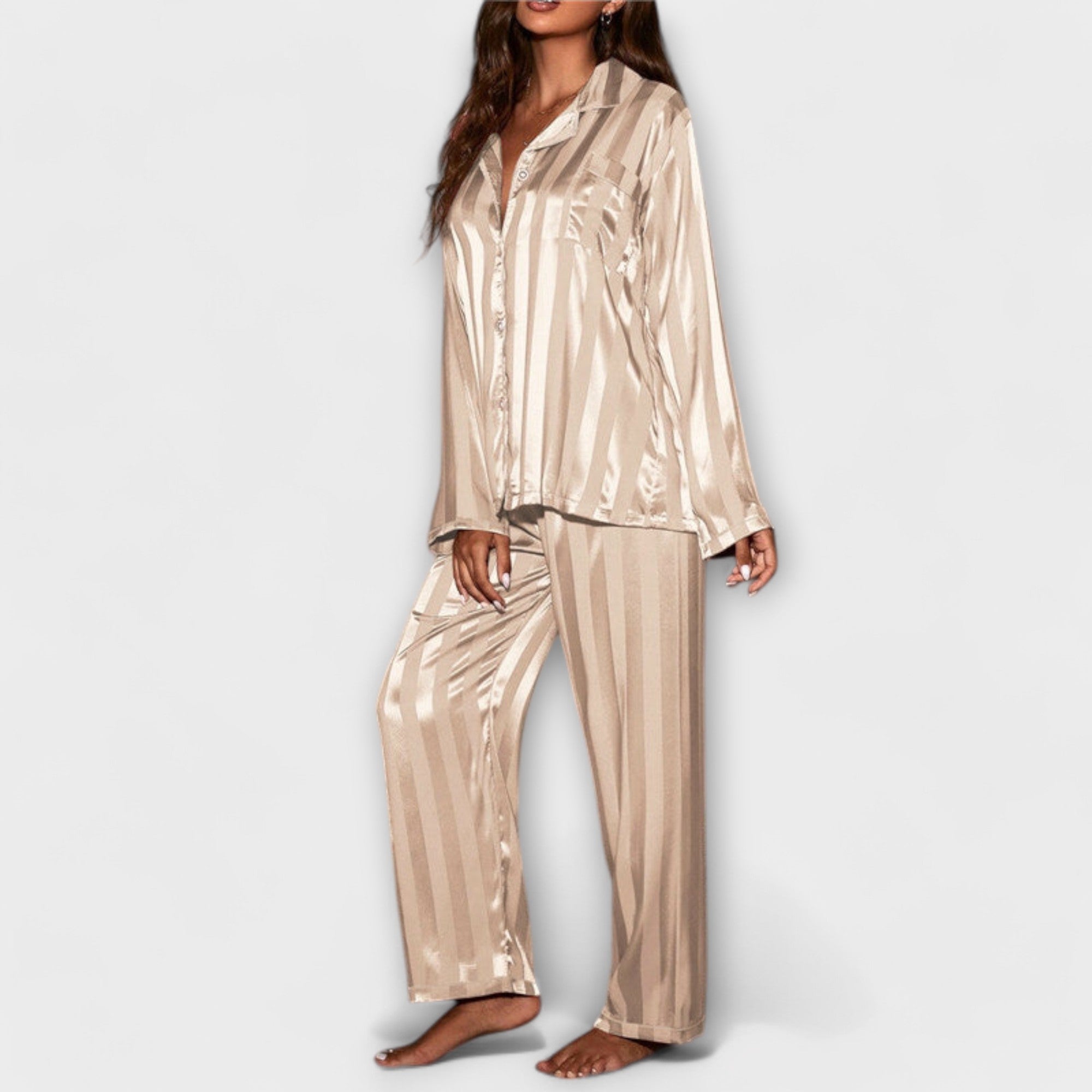 Satin-Pyjama-Set in Beige mit Knopfleiste, Langarmoberteil und weitem Hosenbein