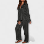Satin-Pyjama-Set in Schwarz mit Knopfleiste, Langarmoberteil und weitem Hosenbein