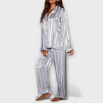 Satin-Pyjama-Set in Hellblau mit Knopfleiste, Langarmoberteil und weitem Hosenbein