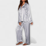 Satin-Pyjama-Set in Hellblau mit Knopfleiste, Langarmoberteil und weitem Hosenbein