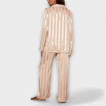 Satin-Pyjama-Set in Beige, Rückansicht mit Langarmoberteil und weitem Hosenbein