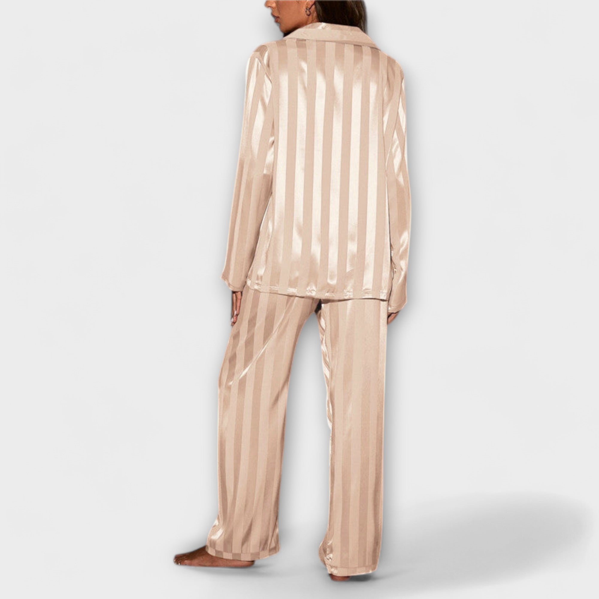Satin-Pyjama-Set in Beige, Rückansicht mit Langarmoberteil und weitem Hosenbein