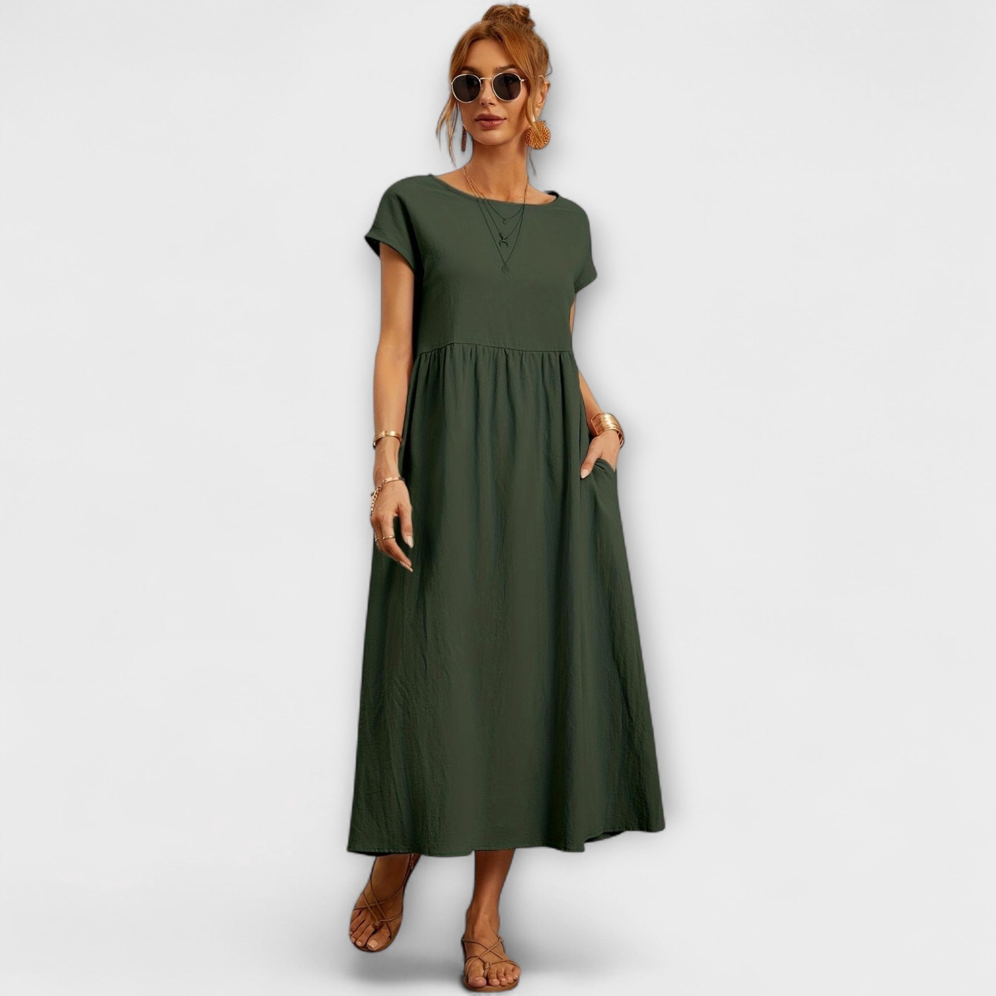 Dunkelgrünes Kleid mit kurzen Ärmeln, Rundhalsausschnitt und gerafftem Faltenrock