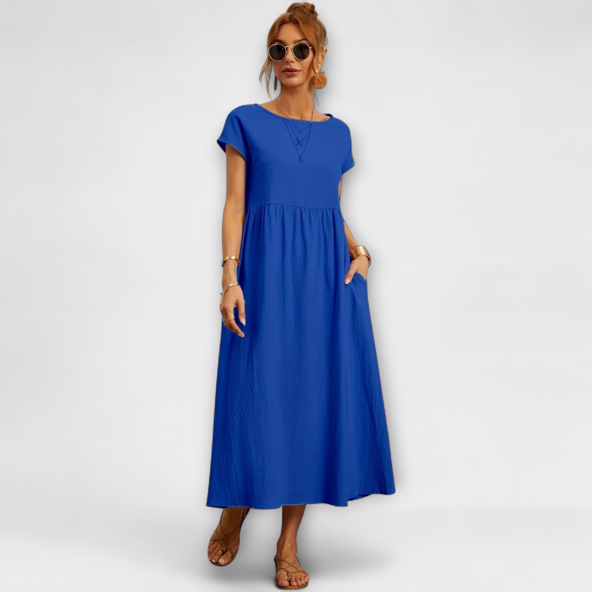 Blaues Kleid mit kurzen Ärmeln, Rundhalsausschnitt und gerafftem Faltenrock
