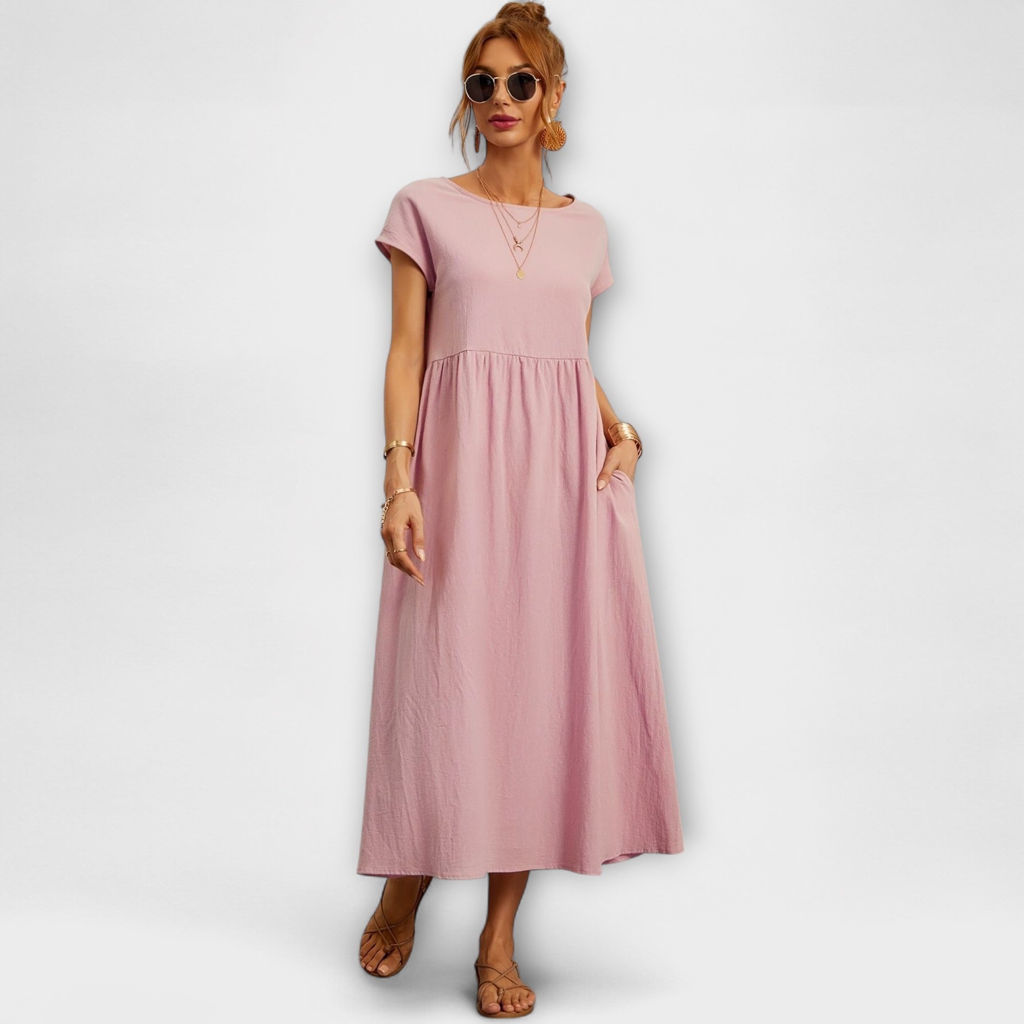 Rosa-farbenes Kleid mit kurzen Ärmeln, Rundhalsausschnitt und gerafftem Faltenrock