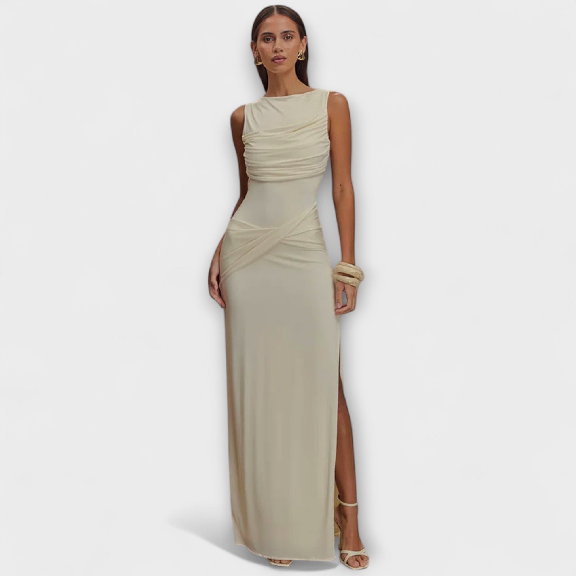 Beiges Maxikleid mit Falten, ärmellos und hohem Beinschlitz