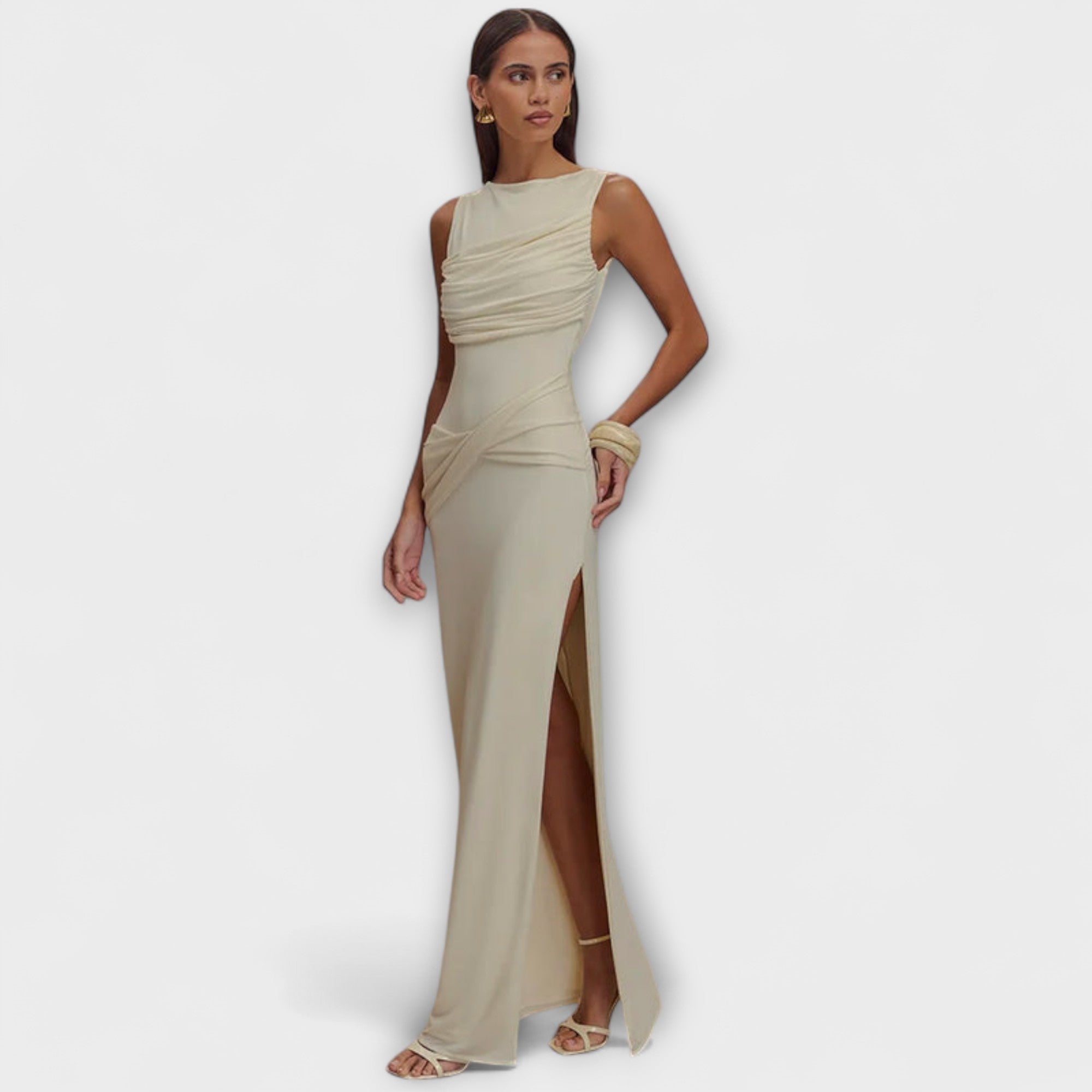 Beiges Maxikleid mit drapiertem Oberteil, ärmellos, hoher Beinschlitz