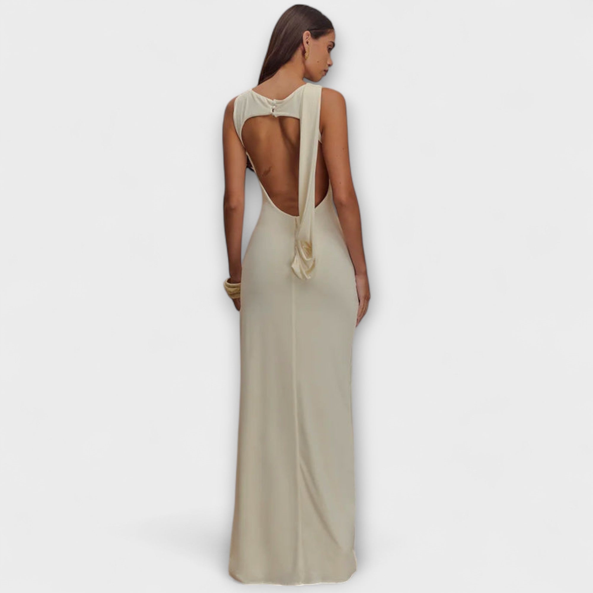 Beiges Maxikleid, ärmellos, Rückenausschnitt mit drapiertem Detail