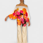 Sommer-Set mit schulterfreiem Oberteil und weiten Hosen, große Blütenmotive in Pink und Orange