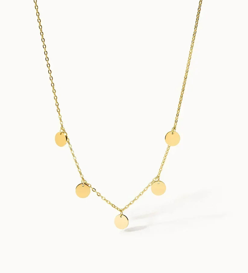 Halskette mit feiner Kette und mehreren runden Plättchen, goldfarben