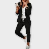 Blazer-Set: schwarzes Sakko mit Revers und passende Hose, Kordelzug an der Taille.