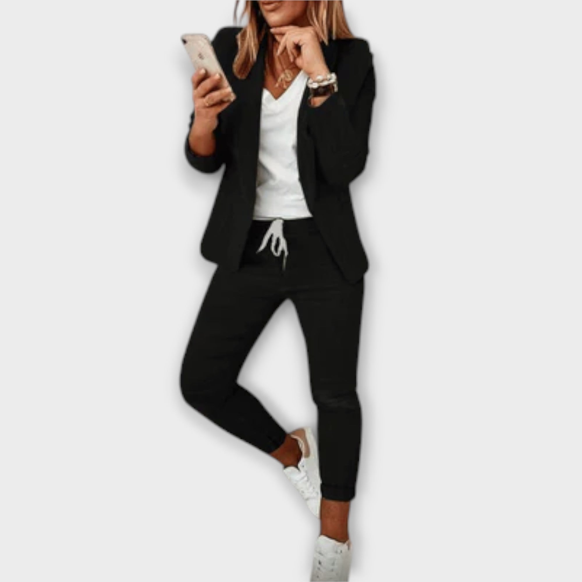 Blazer-Set: schwarzes Sakko mit Revers und passende Hose, Kordelzug an der Taille.