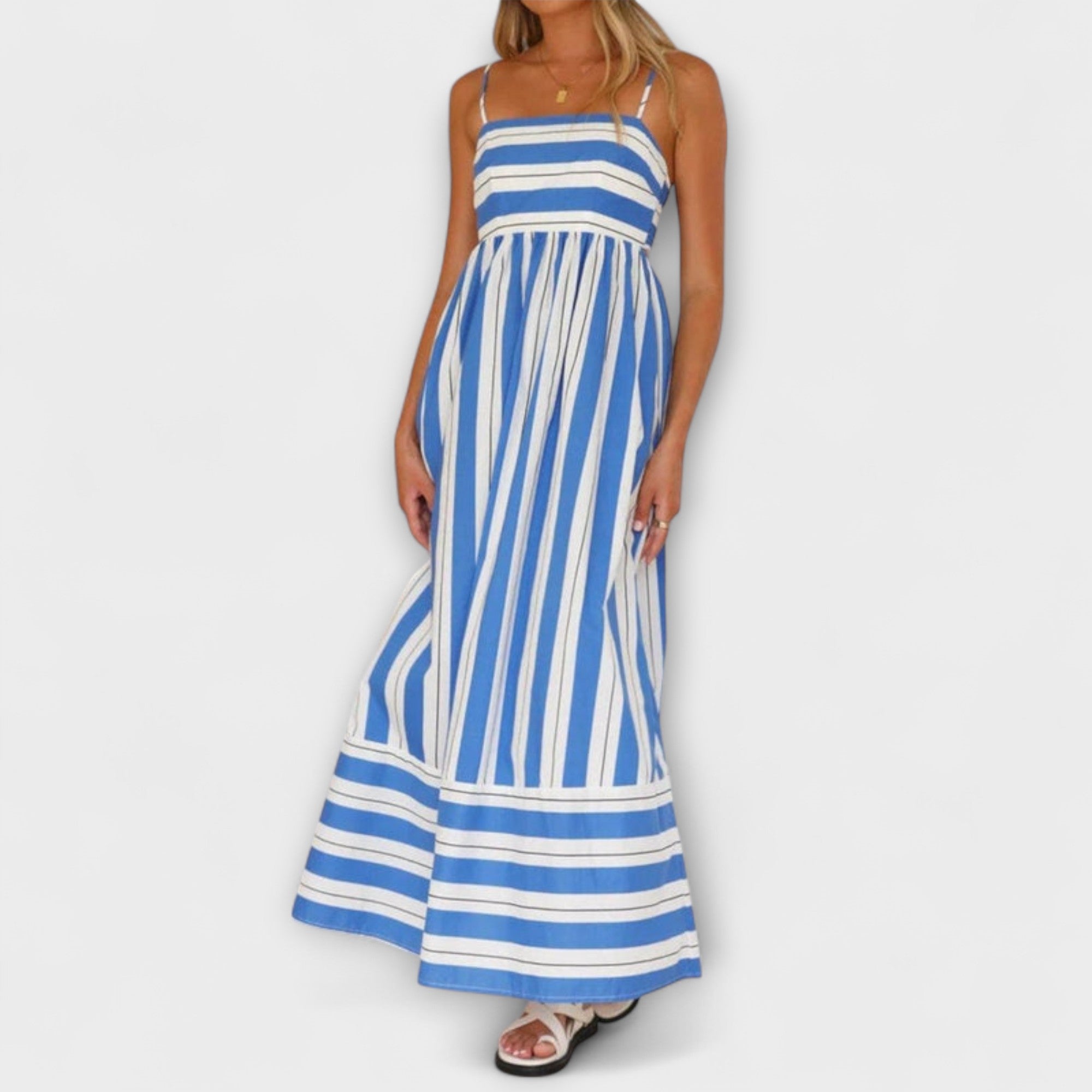 Maxi-Kleid in Blau mit Trägern, gestreiftem Muster und breitem Saum