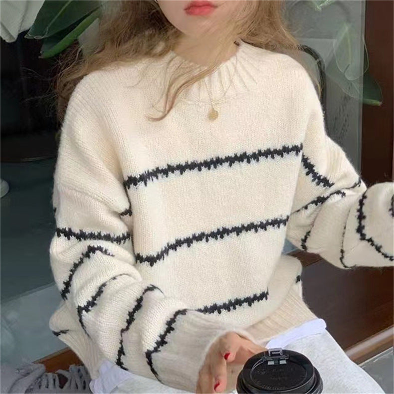 Weißer Strickpullover mit Rippkragen und dunklen Jacquard-Streifen