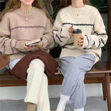 Strickpullover in Braun und Weiß mit Rippkragen und Streifen