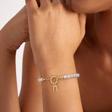Goldene Armbänder mit Buchstaben - Auden Key