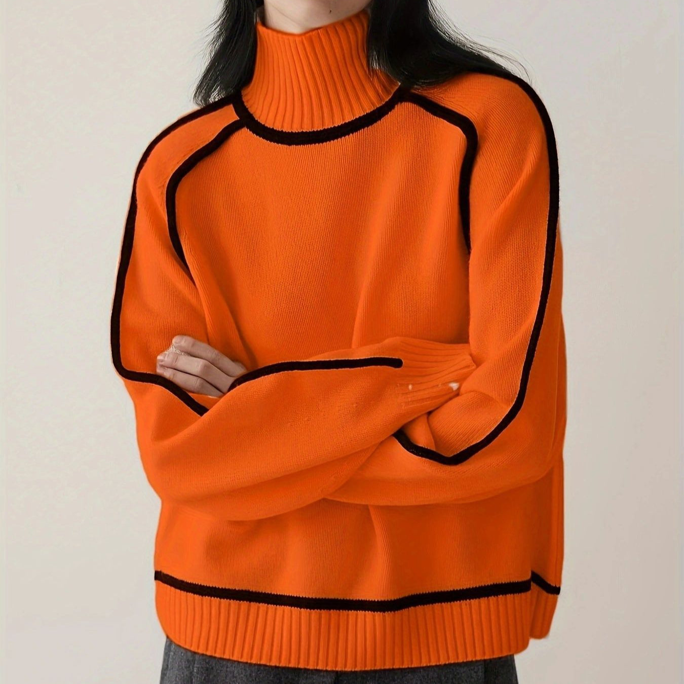 Rollkragenpullover in Orange mit schwarzen Kontrastbündchen und geripptem Saum