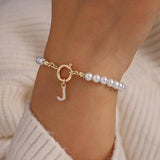 Goldene Armbänder mit Buchstaben - Auden Key