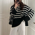 Creme-schwarz gestreifter Rollkragenpullover mit Rippenbündchen und weitem Saum