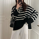 Creme-schwarz gestreifter Rollkragenpullover mit Rippenbündchen und weitem Saum