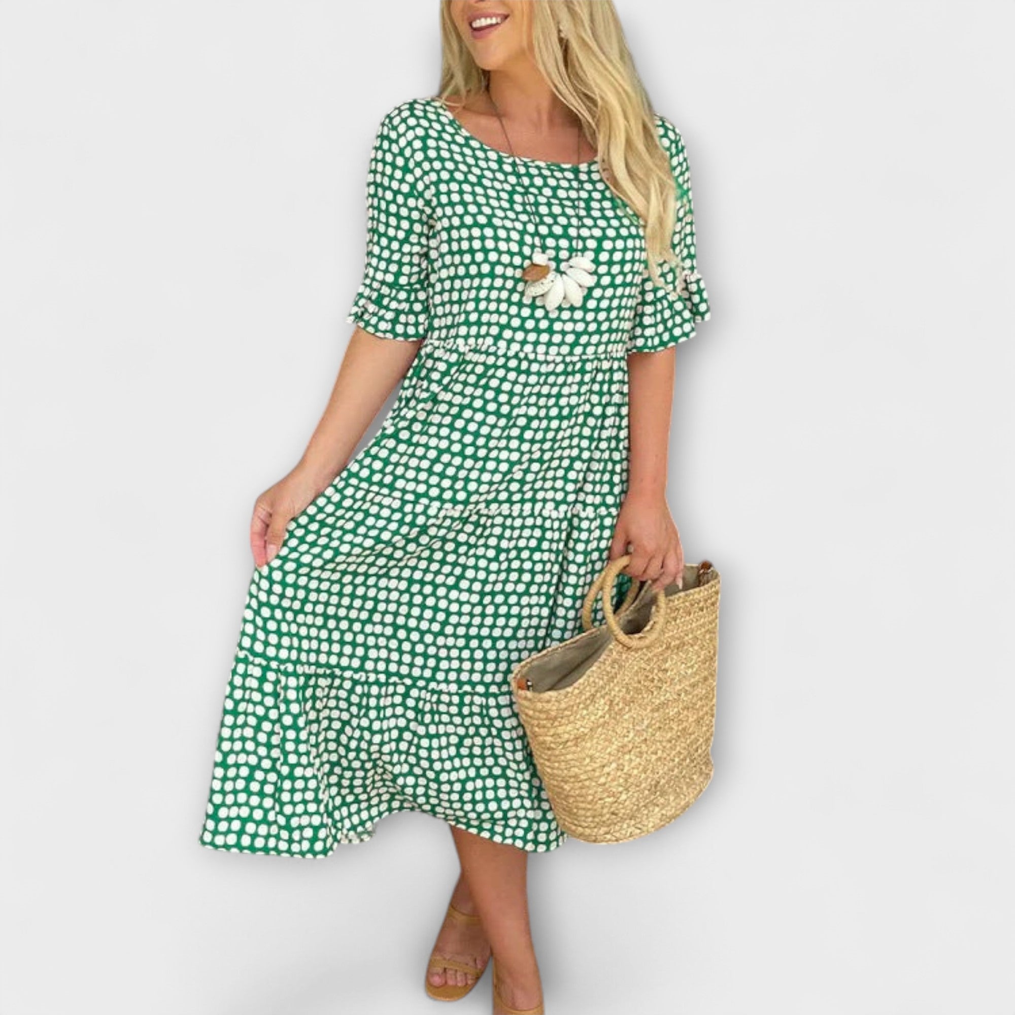 Lässiges Midi-Kleid mit grünen Punkten, kurze Ärmel, gestufter Saum und Blumenapplikation